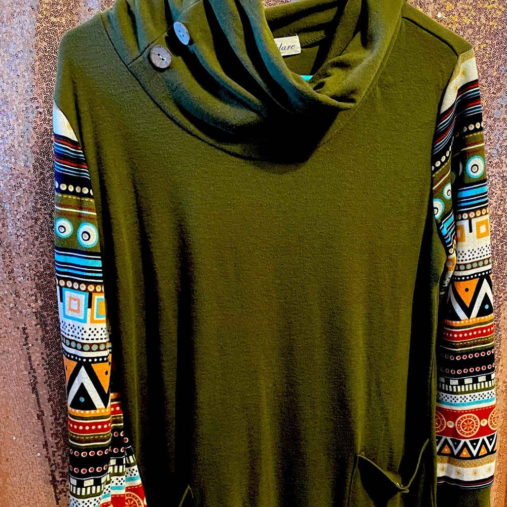 Long sleeve pattern shirt with button details on collar and pockets
